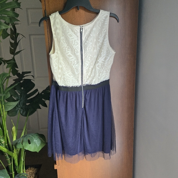 Speechless Blue and Cream Sleeveless Scoop Neck Mini Dress Size 11 - Picture 2 of 5